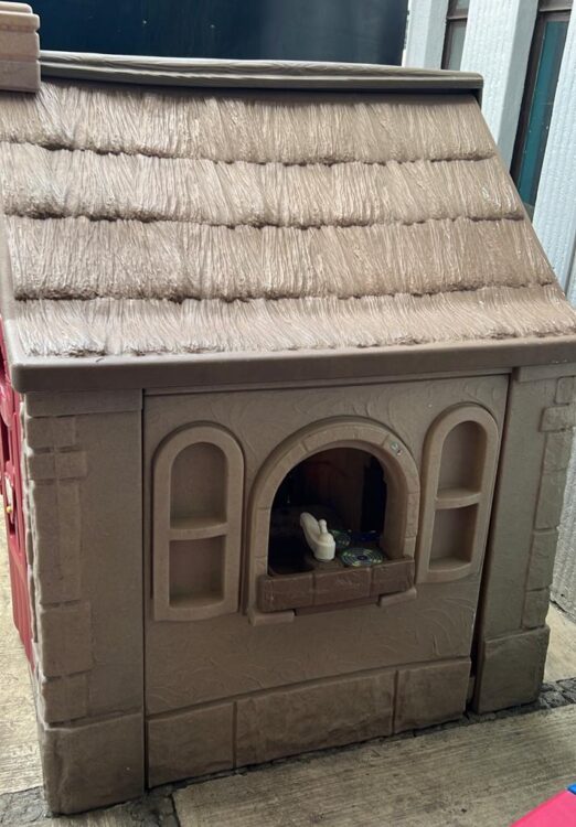SE VENDE!!! Casita, mesa-banco y resbaladilla