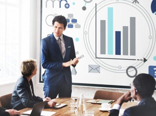 Estratego y Asociados